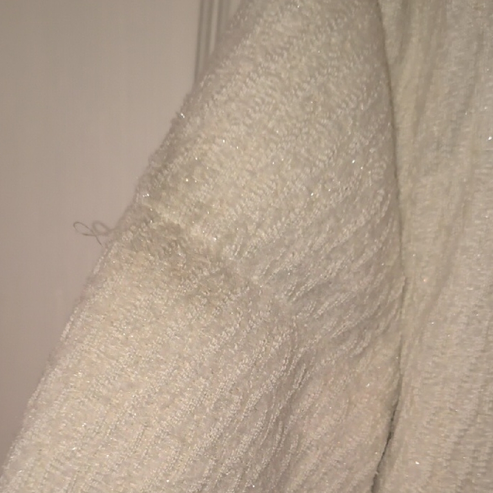 Elegant White Puffer Jacket (Stain On Sleeve) - Picture 8 of 11